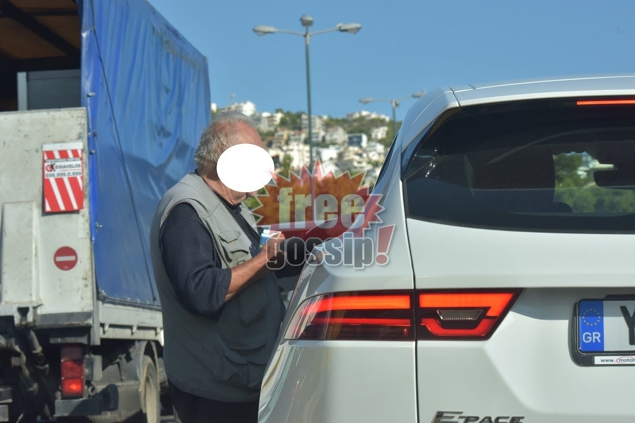 Γλυφάδα! Η Δέσποινα Βανδή αγοράζει χαρτομάντιλα από πλανόδιο στα φανάρια