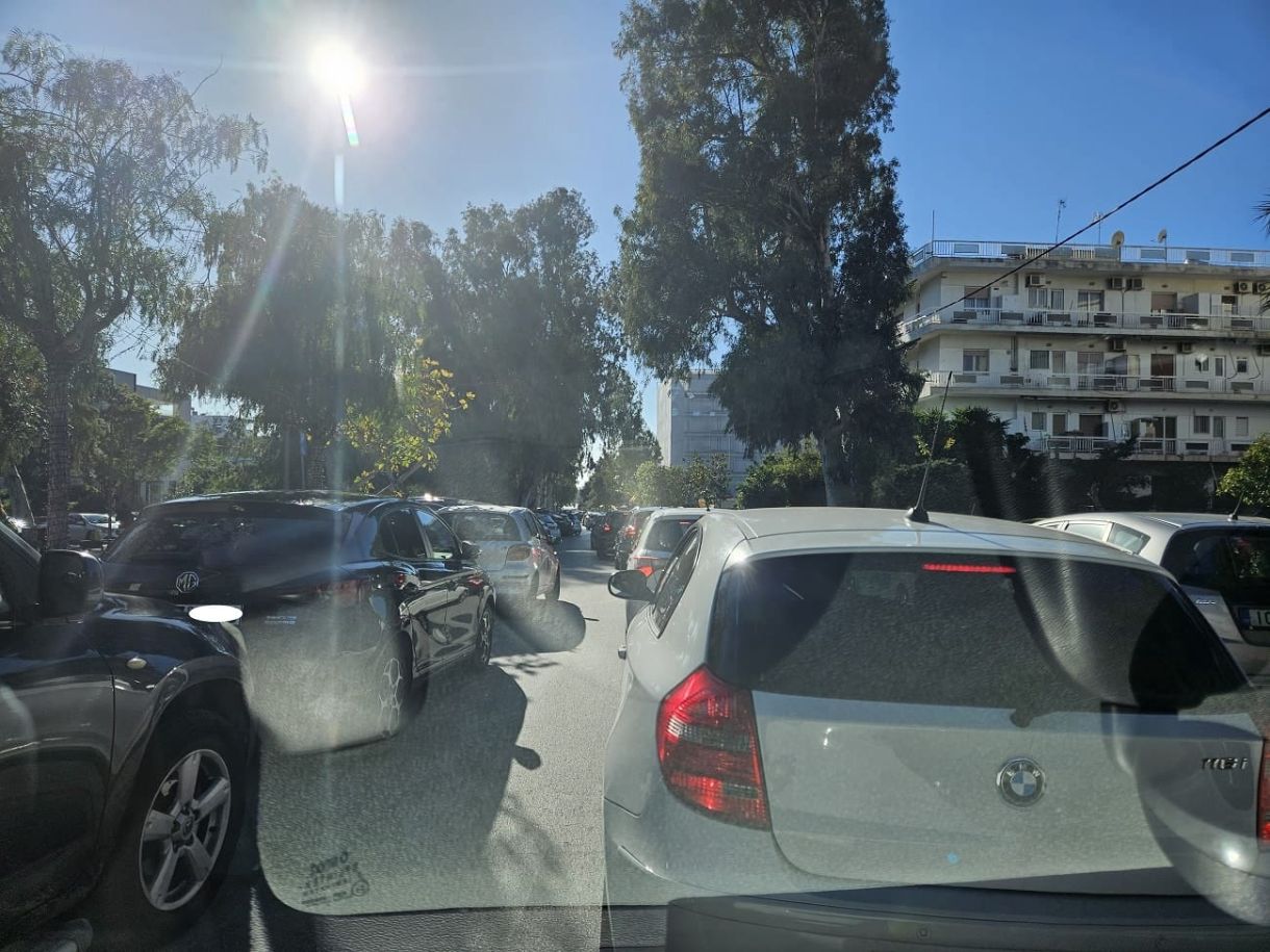 Κίνηση στους δρόμους Γλυφάδα κέντρο τώρα 1